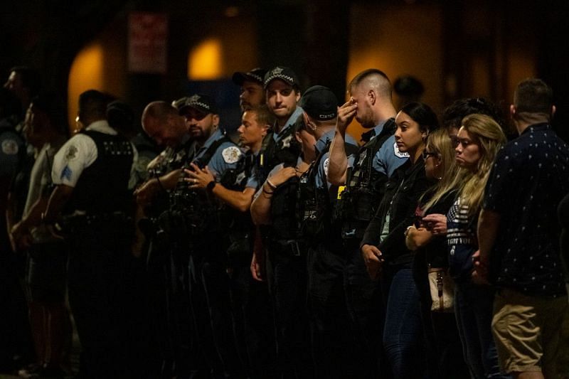 Chicago politseiametnikud ootavad 8. augustil rongkäiku (pilt Chicago Sun-Timesi kaudu)