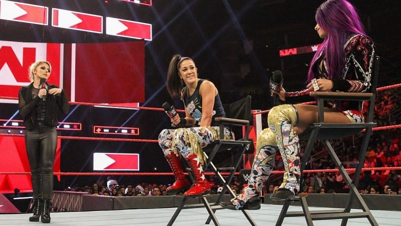 Bayley chce vědět, kde Alexa nařídila Alicii Fox, Mickie James a Daně Brooke, aby se tentokrát skryly, než zaútočí.