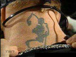 Undertaker memamerkan tato lehernya