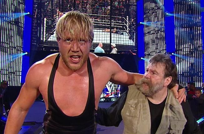 Jack Swagger com Zeb Coulter após vencer uma luta exaustiva na Elimination Chamber