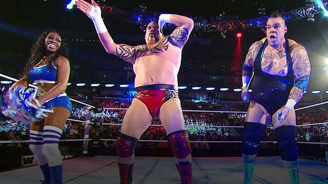 Brodus Clay e Tensai comemoram após a vitória