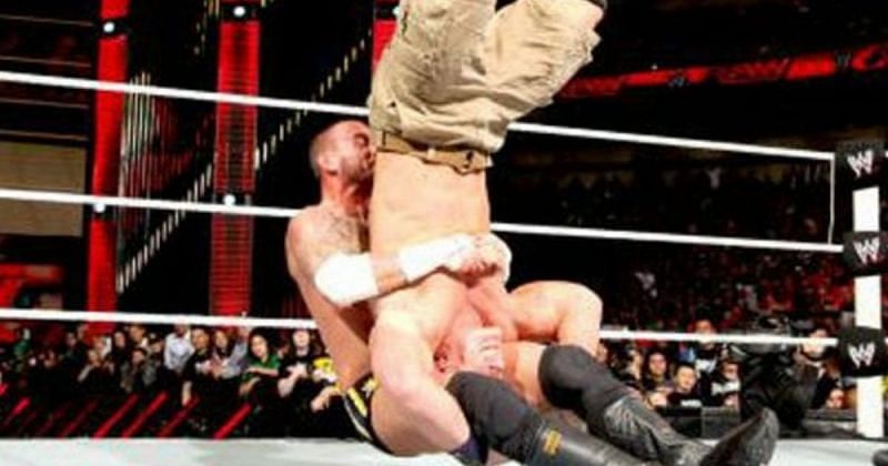 CM Punk uderza w piledrivera Johna Cenę.