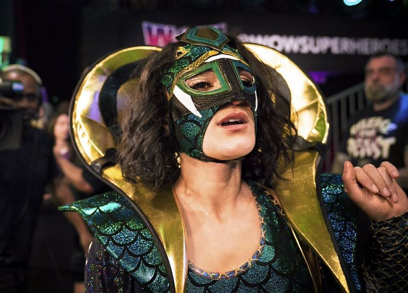 Serpentine ahụ na -ada ada nwere ngosi dị egwu megide Reina Reyes