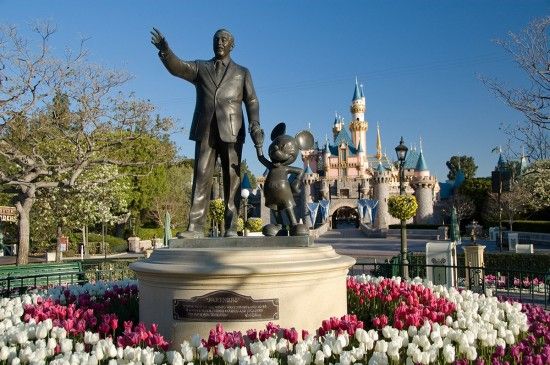 Disneyland tema parkındaki Walt Disney ortak heykeli