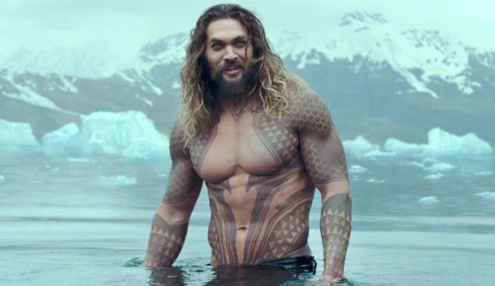 TIESISKUMA LĪGA - oficiālais varoņu treileris - attēlā: Aquaman (ekrāna greifers) CR: Warner Bros. Pictures