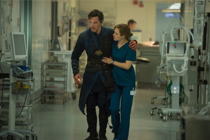 Benedict Cumberbatch en Rachel McAdams in Doctor Strange