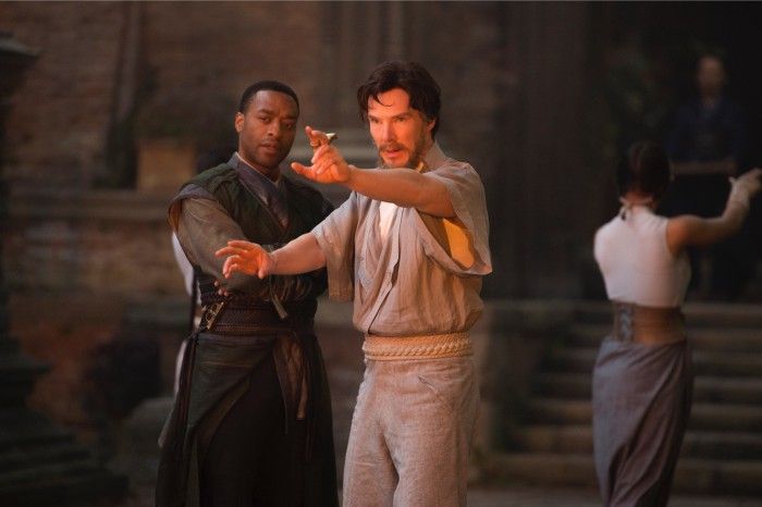Benedict Cumberbatch als Doctor Strange wordt opgeleid door Chiwetel Ejiofor als Baron Karl Mordo in Doctor Strange