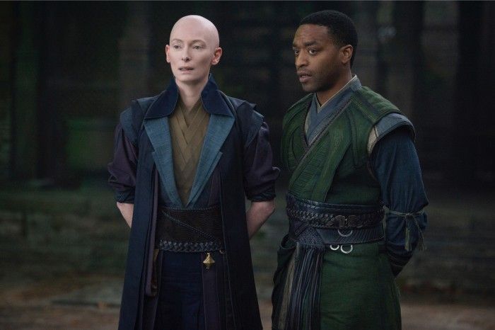 Chiwetel Ejiofor als Baron Karl Mordo in Doctor Strange met Tilda Swinton als The Ancient One