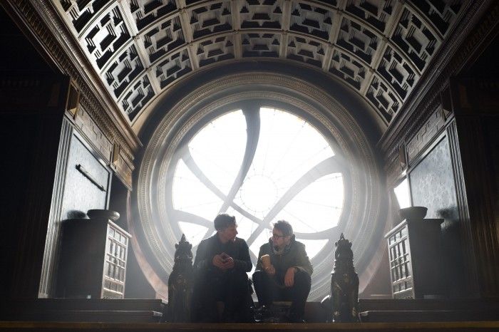Benedict Cumberbatch (Doctor Strange) en regisseur Scott Derrickson op de set van Doctor Strange