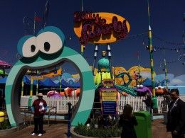 Niekingas „Me Minion Mayhem“ iškilmingas atidarymas „Universal Studios Hollywood“