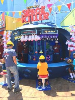Niekingas „Me Minion Mayhem“ iškilmingas atidarymas „Universal Studios Hollywood“