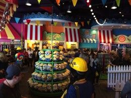 Niekingas „Me Minion Mayhem“ iškilmingas atidarymas „Universal Studios Hollywood“
