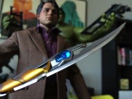 Vroče igrače Bruce Pasica z žezlom Chitauri