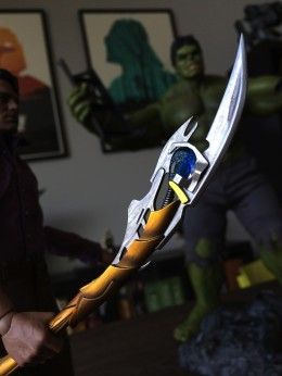 Vroče igrače Bruce Pasica z žezlom Chitauri