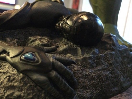Hot Toys Bruce Banner in Hulk Sixth Scale Figure Set diorama