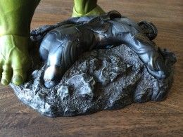 Hot Toys Bruce Banner in Hulk Sixth Scale Figure Set diorama