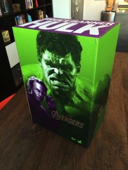 Hot Toys Bruce Banner in Hulk Sixth Scale Set slik v škatli