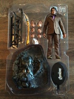 Hot Toys Bruce Banner in Hulk Sixth Scale Figure Set unboxed