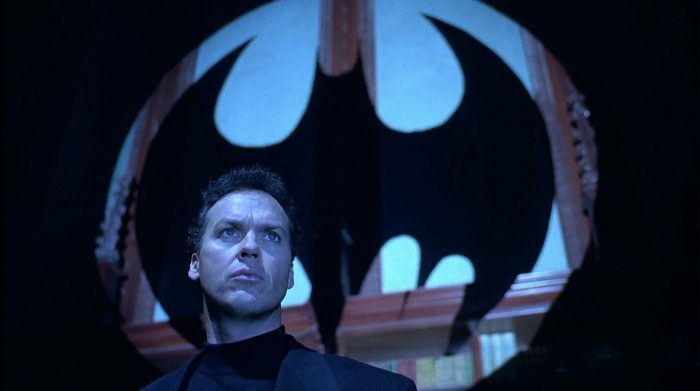 迈克尔·基顿（Michael Keaton）饰演布鲁斯·韦恩（Bruce Wayne）与蝙蝠侠（Batsignal）