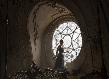 Skaistule un zvērs - Belle (Emma Watson) logā