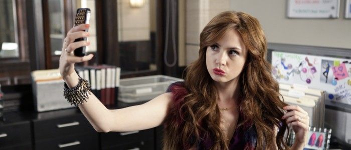 Karen Gillan em Selfie