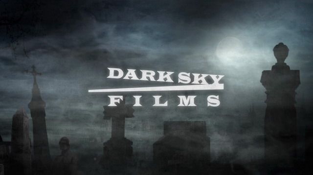filmy o temnej oblohe