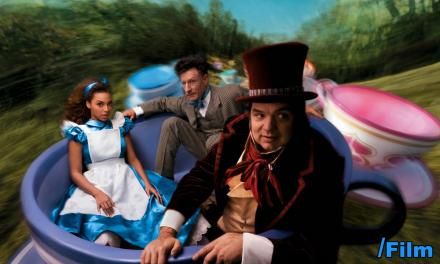 Beyonce kot Alice iz Alice v čudežni deželi, Oliver Platt kot Nori klobuk in Lyle Lovett kot marčevski zajec.