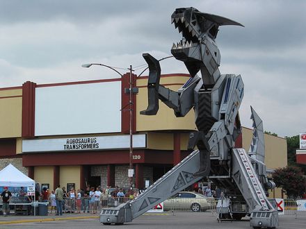 Robosaurus bij de Alamo