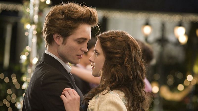 Robert Pattinson e Kristen Stewart como Edward Cullen e Bella Swan, respectivamente (Imagem via Netflix)