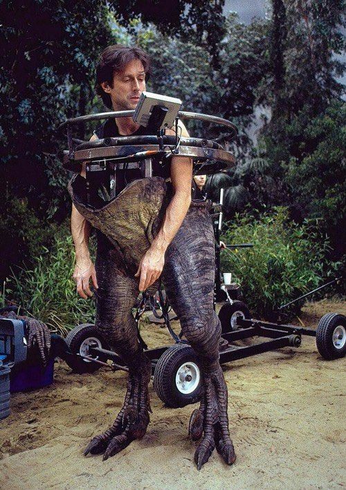 特效艺术家约翰·罗森格兰特（John Rosengrant）为侏罗纪公园III（Jurassic Park III）的猛禽半套装工作。
