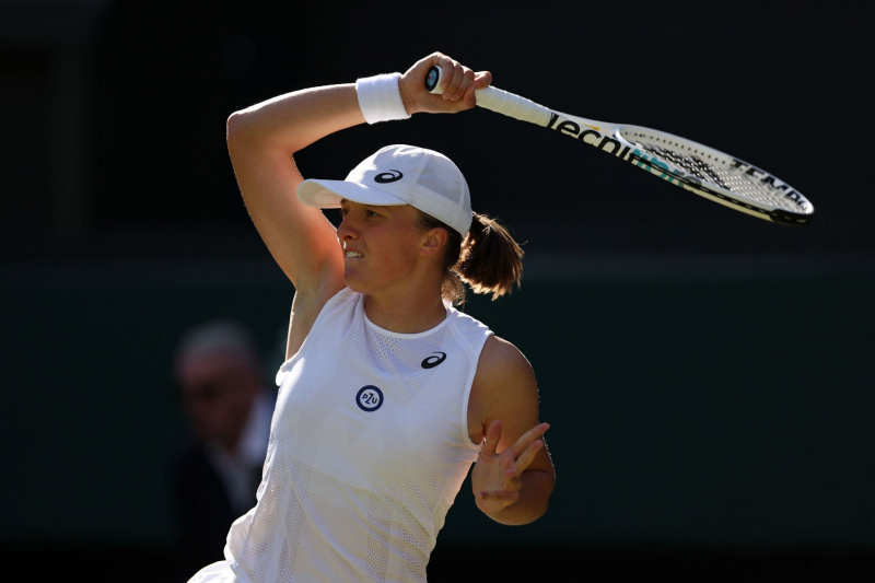 Iga Swiatek in azione a Wimbledon. (Foto di Clive Brunskill/Getty Images