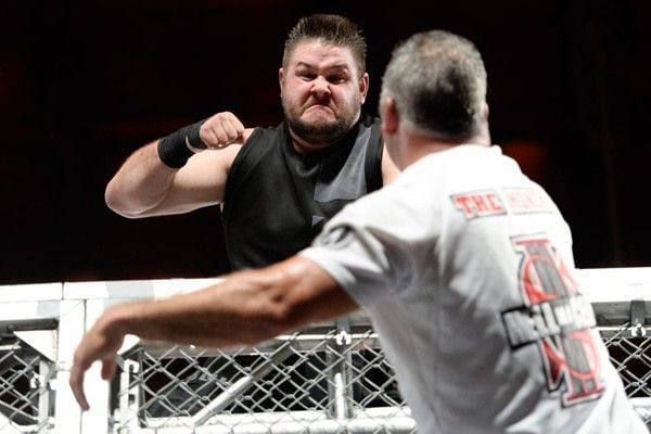 „WWE Hell in a Cell 2017“: 5 dalykai, kurių praleidote iš Shane'o McMahono ir Kevino Owenso