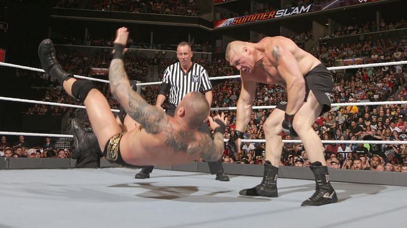 Mike Chioda memerhatikan ketika Brock Lesnar menguasai Randy Orton