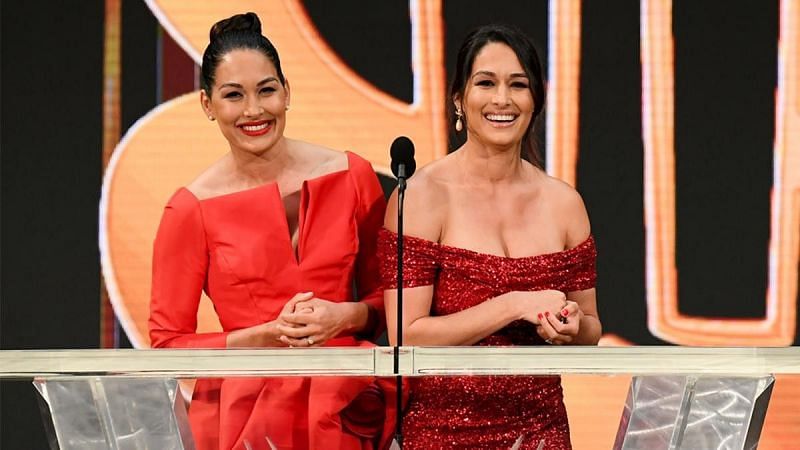 „Bella Twins“ WWE šlovės muziejaus ceremonijoje