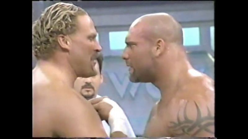 John Nord fka Le Berzerker et Goldberg se regardent pendant leur match du 4 juillet 1998